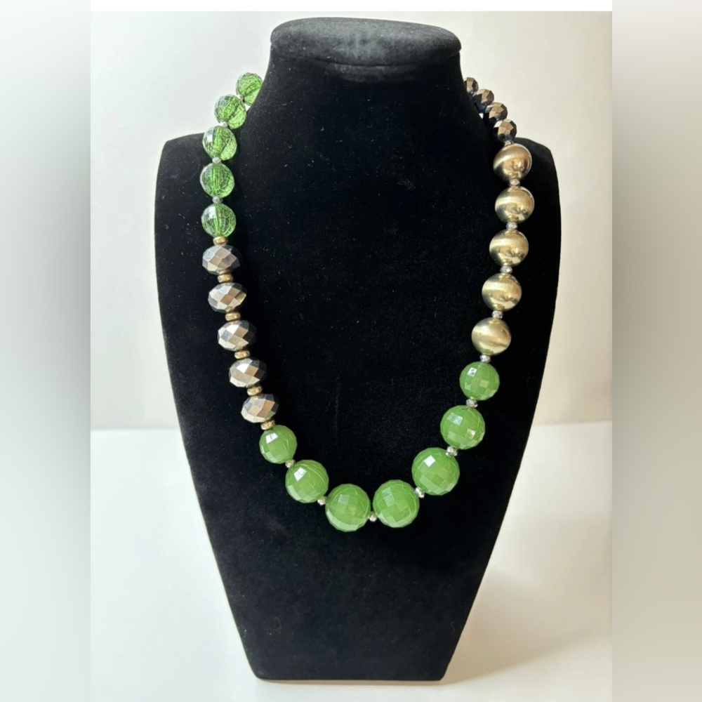 Elegant Green and Gold Beaded Necklace